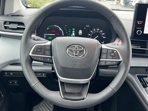 Used 2025 Toyota Sienna XLE image 21