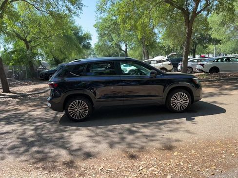 Used 2025 Volkswagen Taos SE FWD image 15