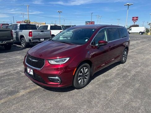 Used 2023 Chrysler Pacifica Touring-L FWD image 1