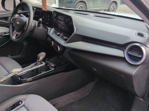 Used 2024 Chevrolet Trax LT w/ LT Convenience Package image 29