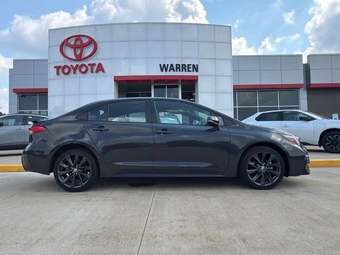Used 2025 Toyota Corolla SE FWD image 3