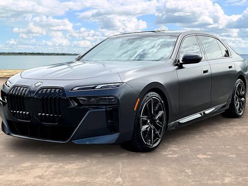 Used 2023 BMW i7 xDrive60 AWD/4WD image 1