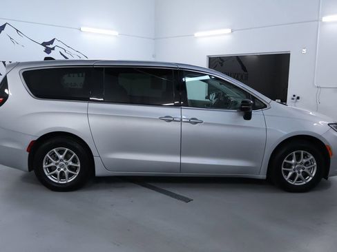 Used 2024 Chrysler Pacifica Touring-L image 8