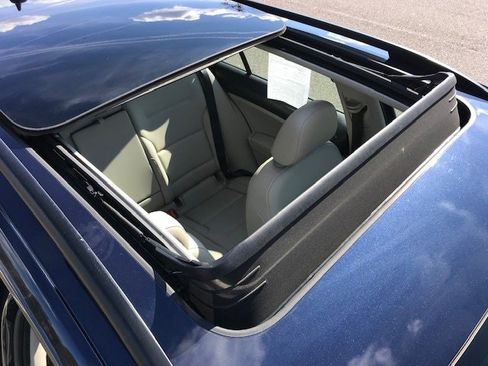 Used 2019 Volkswagen Golf SE image 9