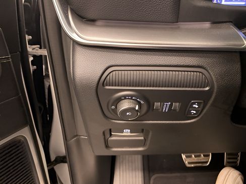 Used 2023 Jeep Wagoneer Series II AWD/4WD image 19