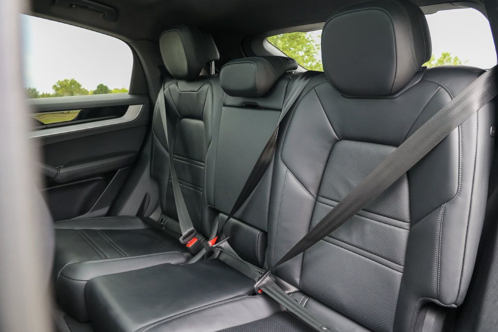 Certified 2024 Porsche Cayenne Coupe AWD/4WD image 32