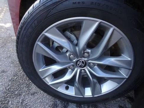 Used 2022 Toyota Avalon XLE image 32