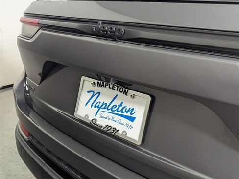 Used 2025 Jeep Grand Cherokee Limited w/ Luxury Tech Group II image 8