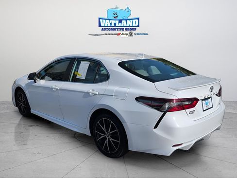 Used 2023 Toyota Camry SE image 3