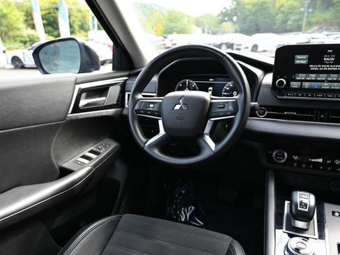 Used 2023 Mitsubishi Outlander SE image 13