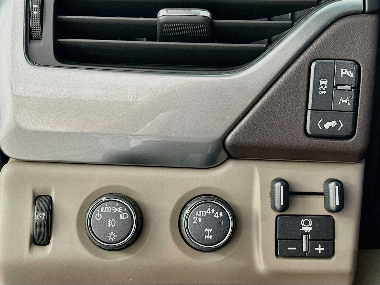Used 2019 Chevrolet Tahoe Premier AWD/4WD image 13