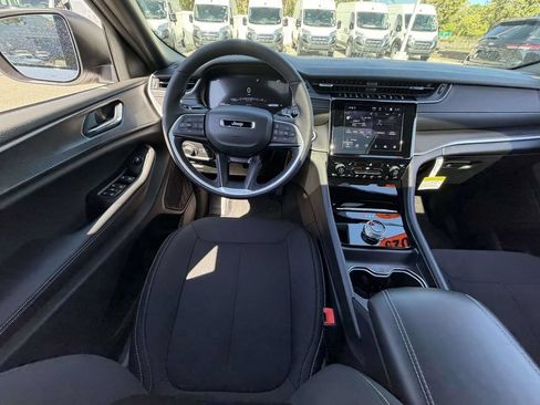 Used 2025 Jeep Grand Cherokee Laredo X w/ Luxury Tech Group I AWD/4WD image 25