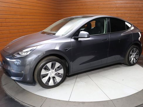 Used 2022 Tesla Model Y Long Range image 58