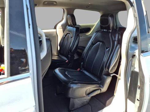 Used 2024 Chrysler Pacifica Touring-L FWD image 25