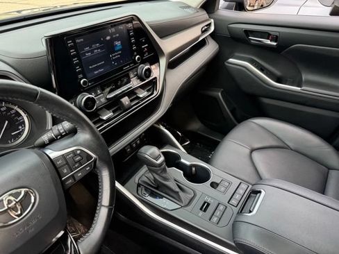 Used 2020 Toyota Highlander XLE AWD/4WD image 19