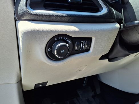 Used 2024 Chrysler Pacifica Touring-L FWD image 15