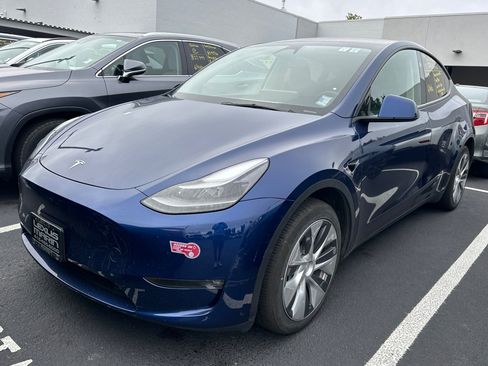 Used 2024 Tesla Model Y Long Range AWD/4WD image 1