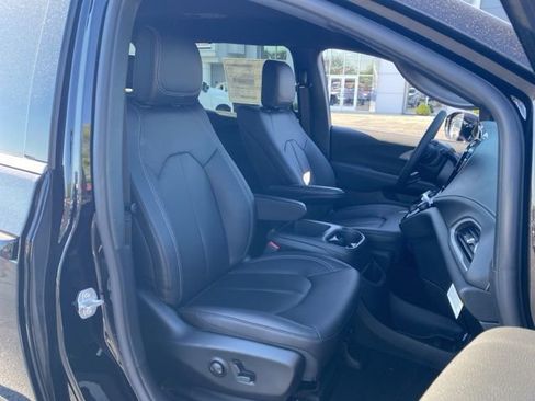 New 2026 Chrysler Pacifica Select image 26