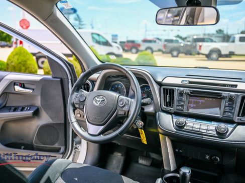 Used 2018 Toyota RAV4 XLE AWD/4WD image 15
