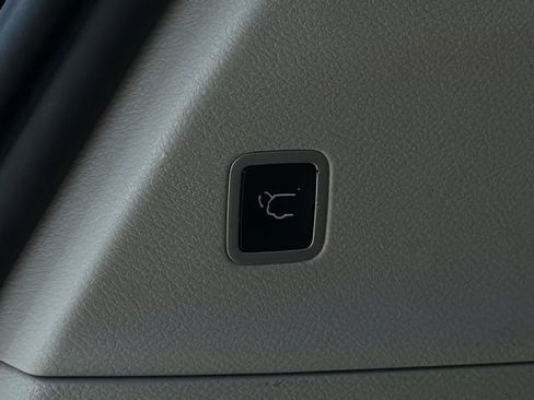 Used 2024 Chrysler Pacifica Touring-L FWD image 39