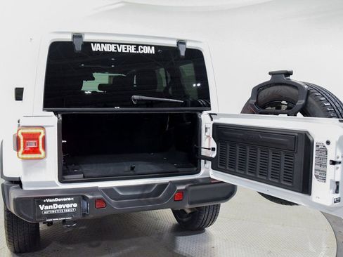 Used 2025 Jeep Wrangler Sahara 4xe image 4