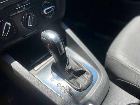 Used 2011 Volkswagen Jetta SE FWD image 21