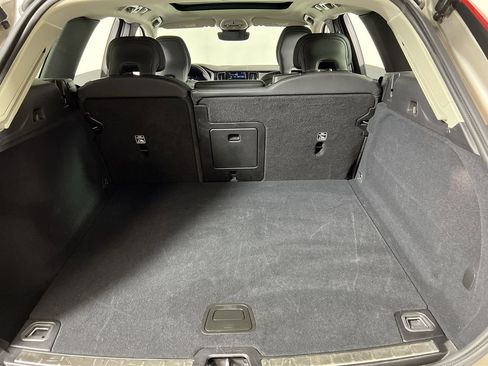 Used 2025 Volvo XC60 B5 Plus image 19