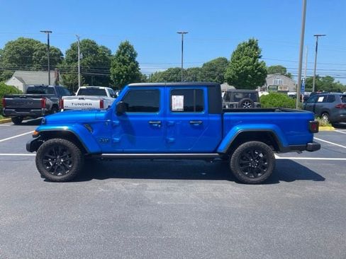 Used 2025 Jeep Gladiator Sport AWD/4WD image 2