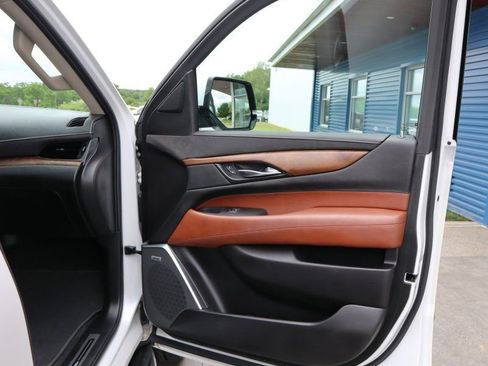 Used 2020 Cadillac Escalade ESV Luxury AWD/4WD image 25