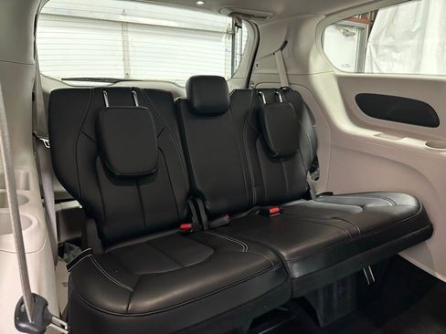 Used 2023 Chrysler Pacifica Touring-L image 55