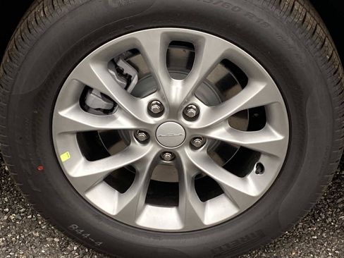 New 2027 Chrysler Pacifica Select AWD/4WD image 3