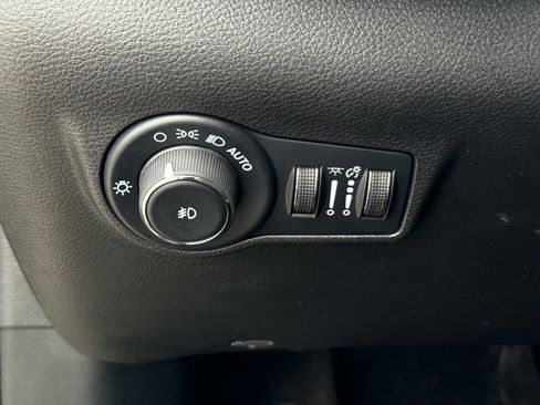 Used 2024 Jeep Compass Latitude AWD/4WD image 32