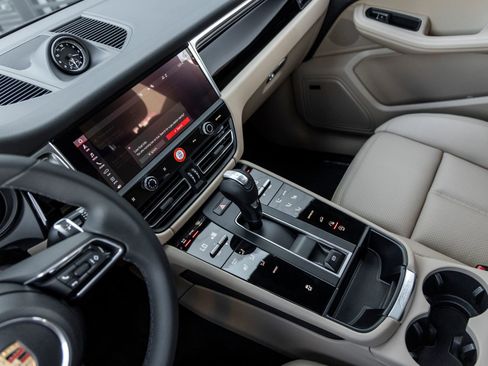 Certified 2026 Porsche Macan AWD/4WD image 32