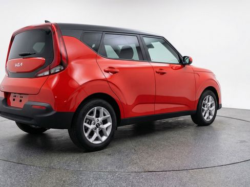 Used 2025 Kia Soul LX w/ LX Technology Package FWD image 9