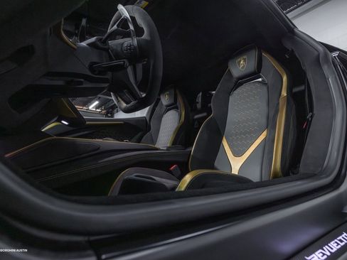 Used 2025 Lamborghini Revuelto image 37