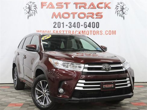 Used 2018 Toyota Highlander XLE AWD/4WD image 3