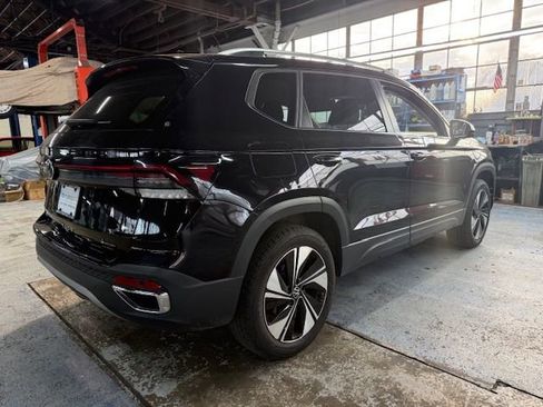 Used 2025 Volkswagen Taos SE image 4