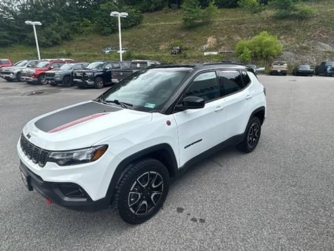 Used 2025 Jeep Compass Trailhawk AWD/4WD image 8