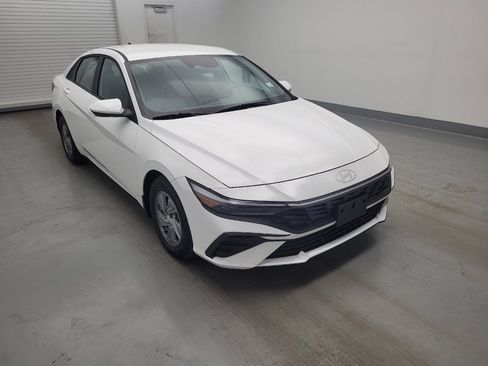 Used 2025 Hyundai Elantra SE FWD image 13