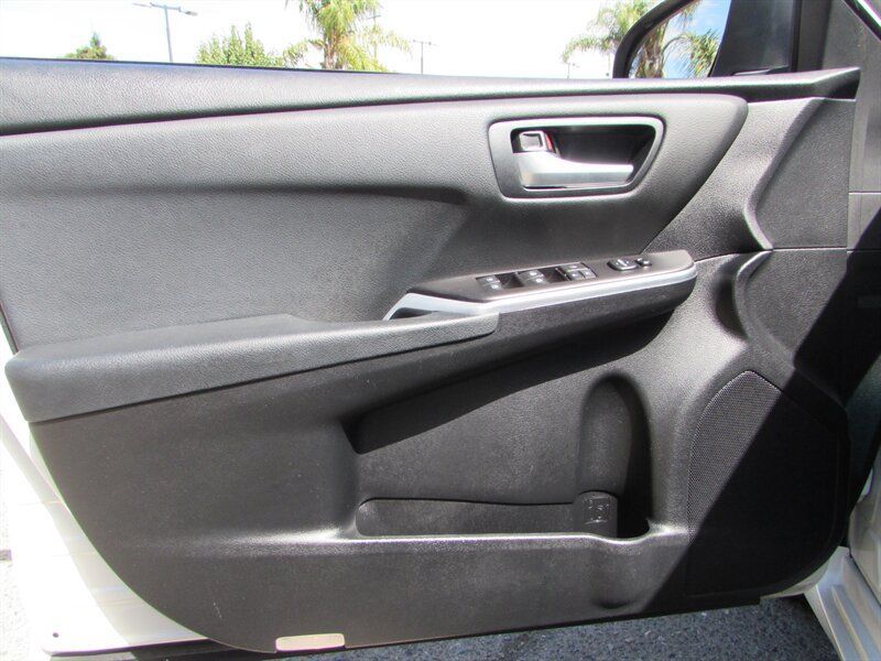 Used 2015 Toyota Camry SE w/ Moonroof Package FWD image 21