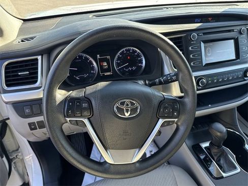 Used 2019 Toyota Highlander LE image 15