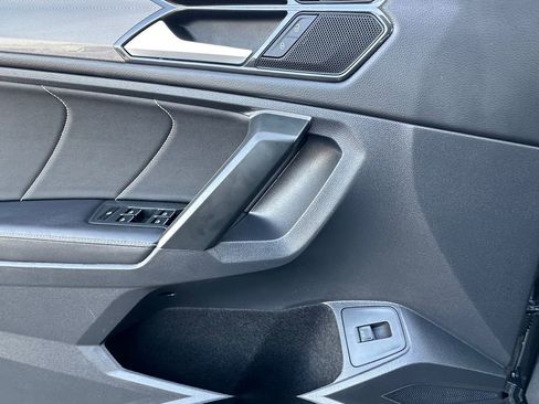 Used 2024 Volkswagen Tiguan SE image 11