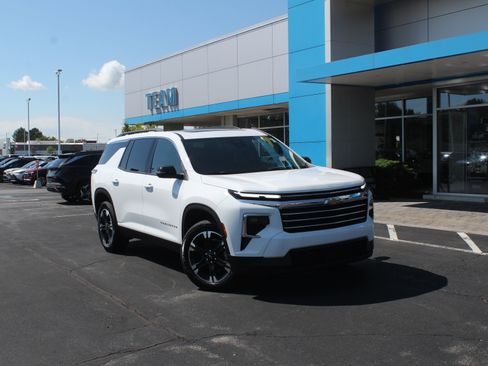 New 2027 Chevrolet Traverse LT w/ Sun and Wheel Package FWD image 2