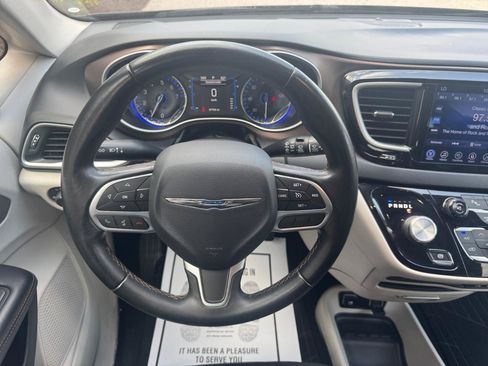 Used 2017 Chrysler Pacifica Touring-L FWD image 11