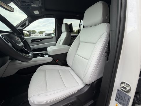 Used 2025 Chevrolet Tahoe Premier AWD/4WD image 15
