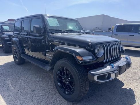 Used 2022 Jeep Wrangler Unlimited Sahara w/ Cold Weather Group AWD/4WD image 3