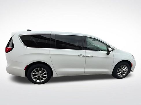 Used 2023 Chrysler Pacifica Touring-L AWD/4WD image 14