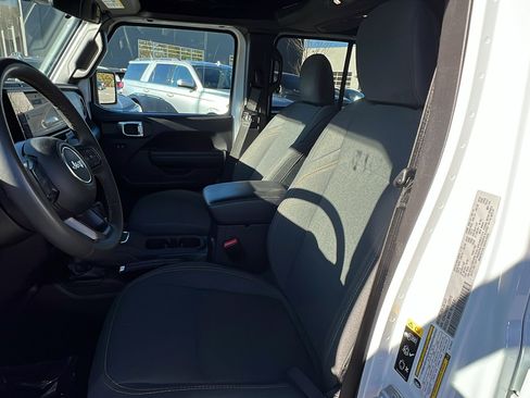 Used 2024 Jeep Gladiator Sport image 17