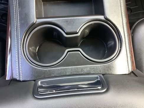 Used 2019 GMC Yukon SLT w/ Graphite Edition image 32