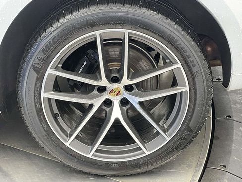 Certified 2025 Porsche Macan image 12